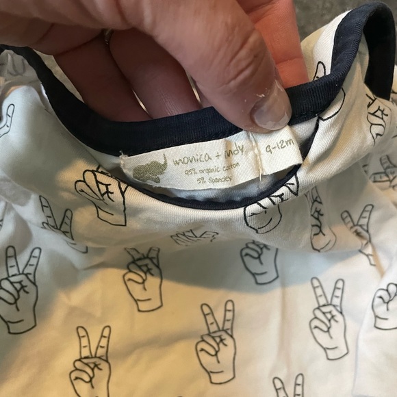 ✌🏼 Onesie - Picture 3 of 5